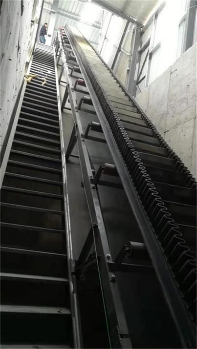 大倾角带式输送机